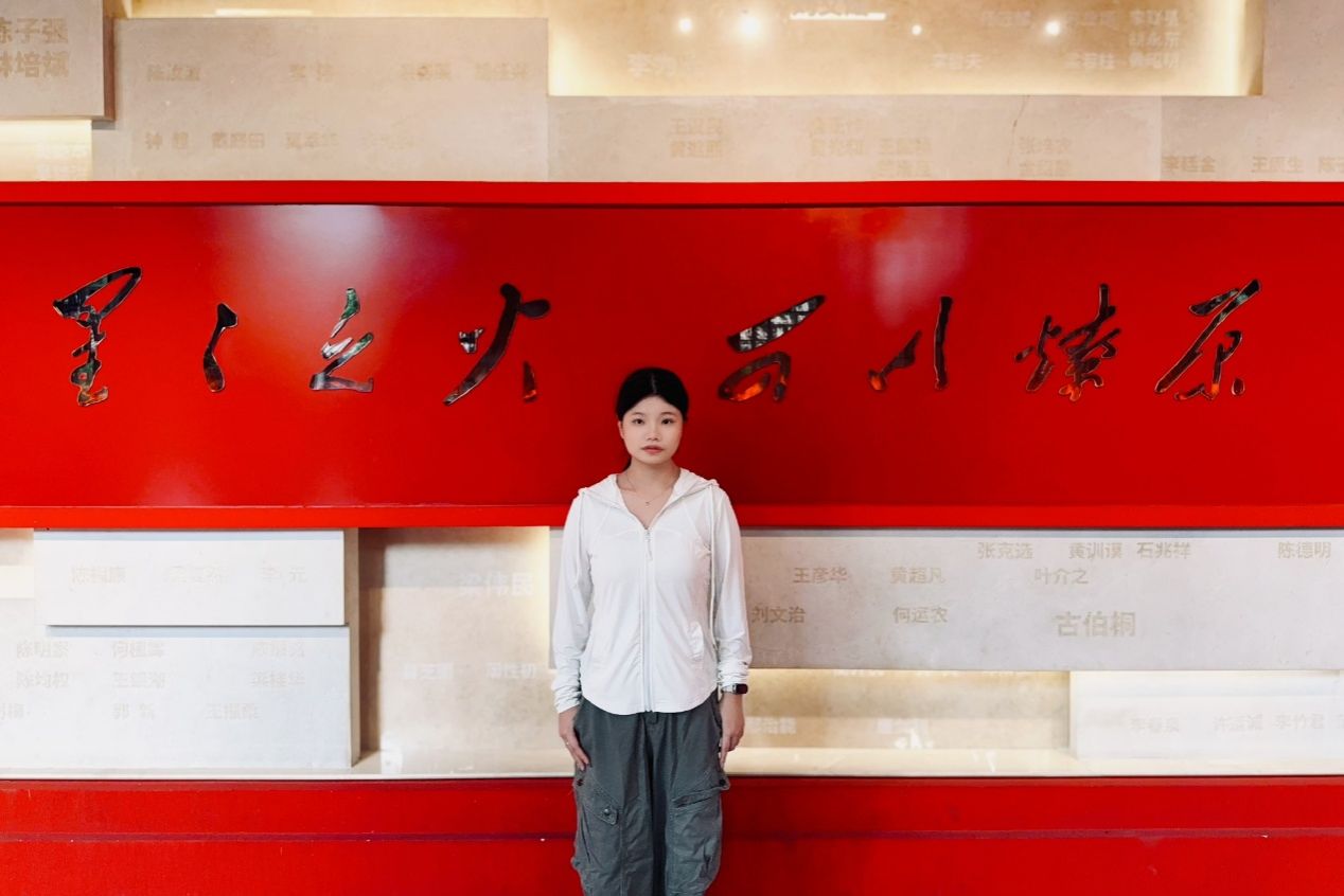 男人站在门前AI 生成的内容可能不正确。