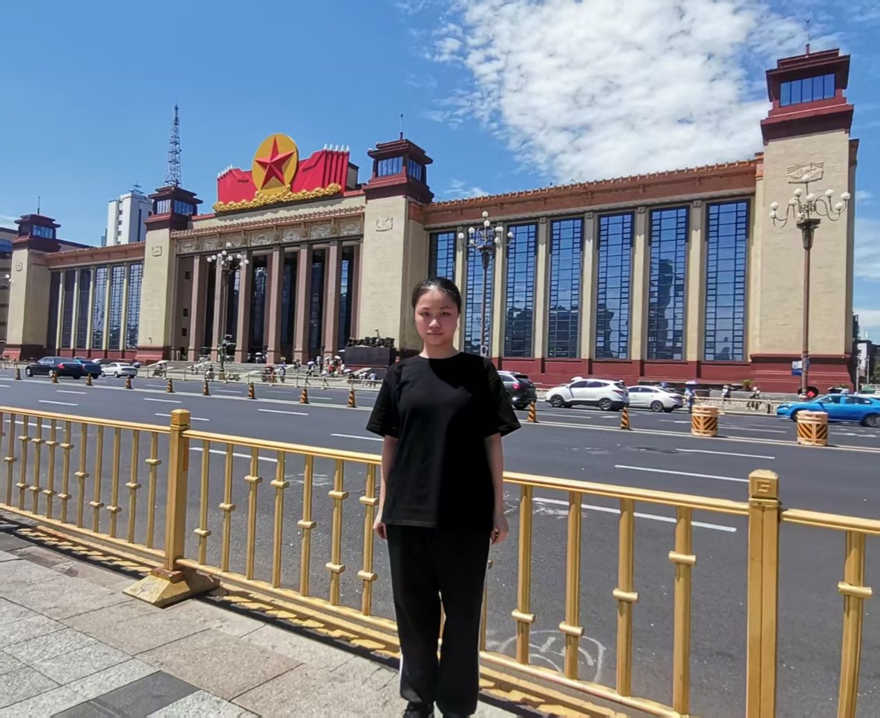 人站在建筑前AI 生成的内容可能不正确。