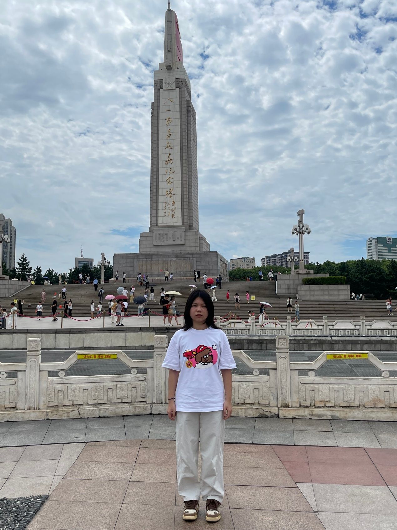 人站在建筑前AI 生成的内容可能不正确。