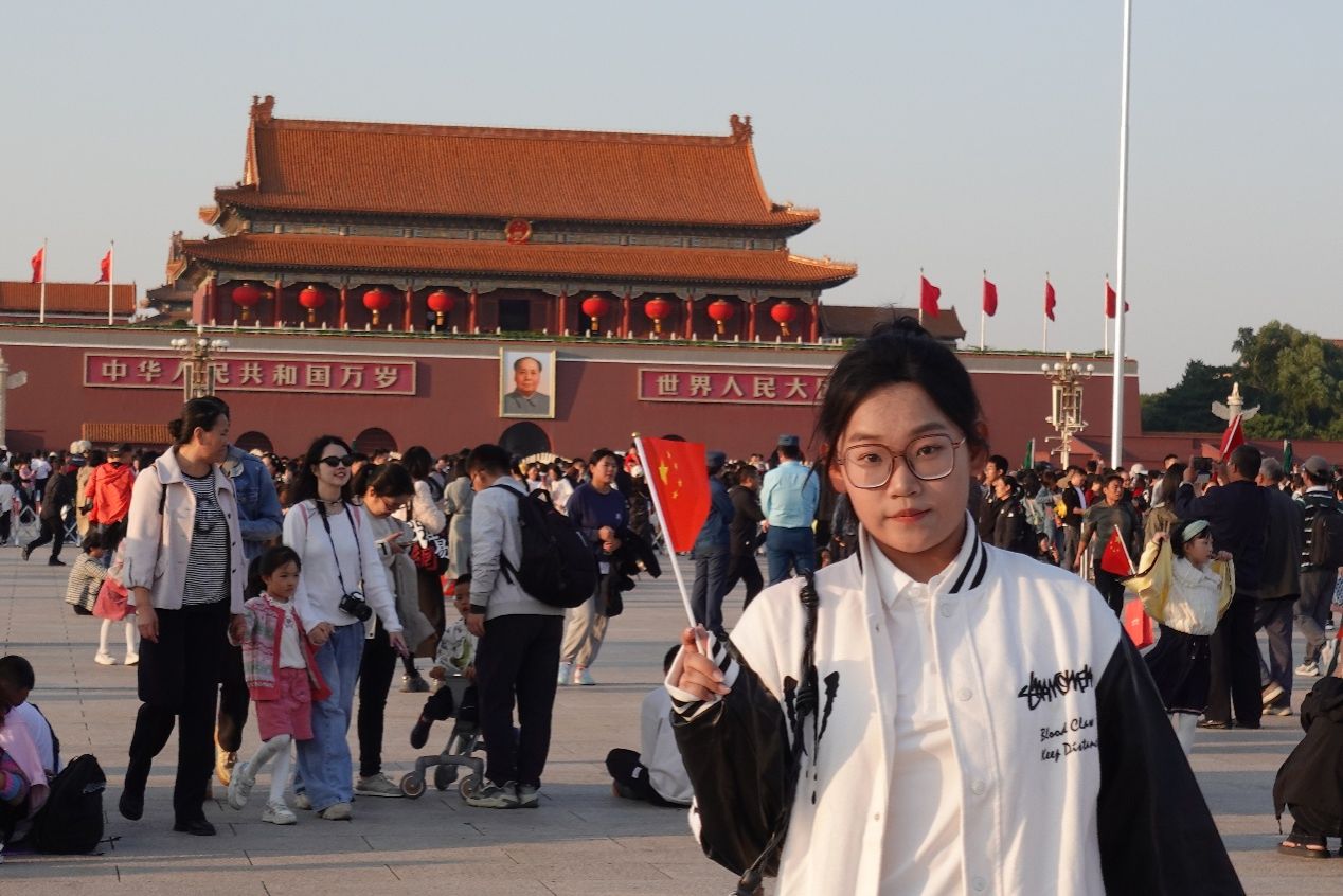 一群人站在建筑前AI 生成的内容可能不正确。