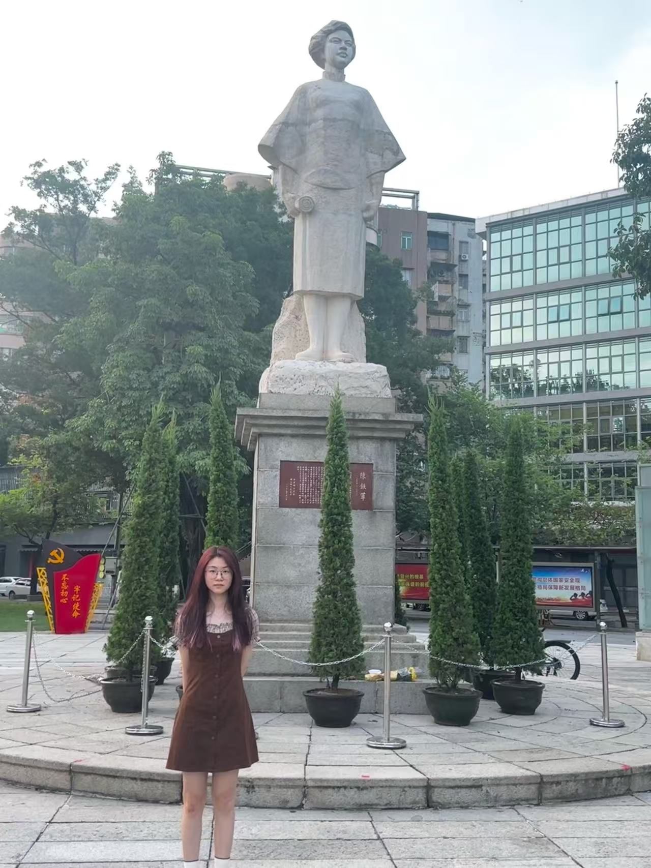 女人站在街道上AI 生成的内容可能不正确。